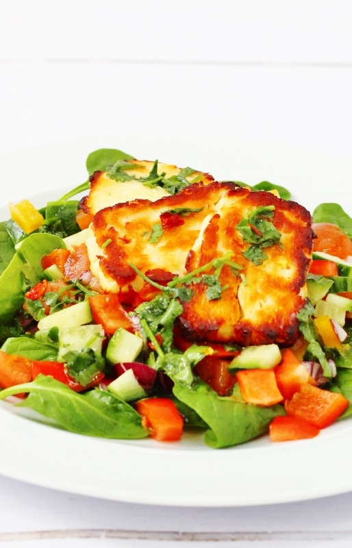 Halloumi salad with cucumber, tomatoes, peppers and leaves