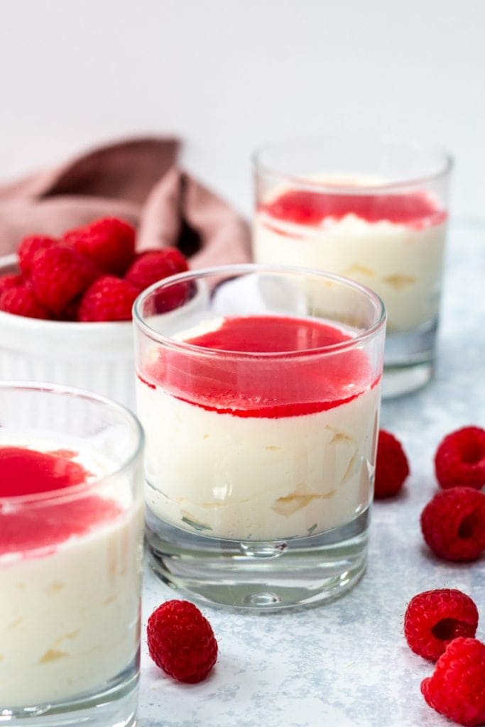 Classes of white chocolate mousse