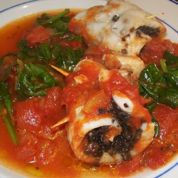 Fish with spinach olives and tomatoes