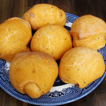 Nigella seed tomato bread rolls