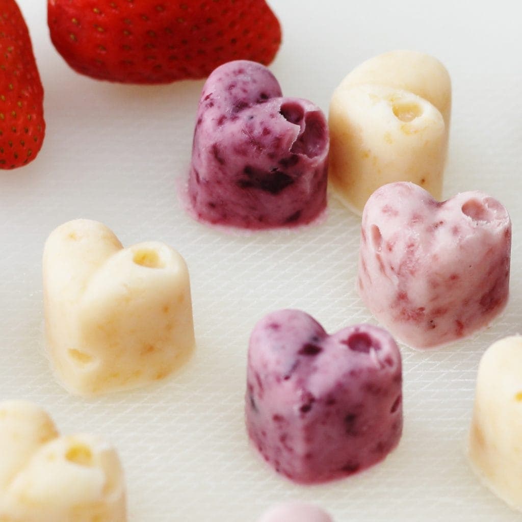 Frozen yoghurt hearts in three flavours