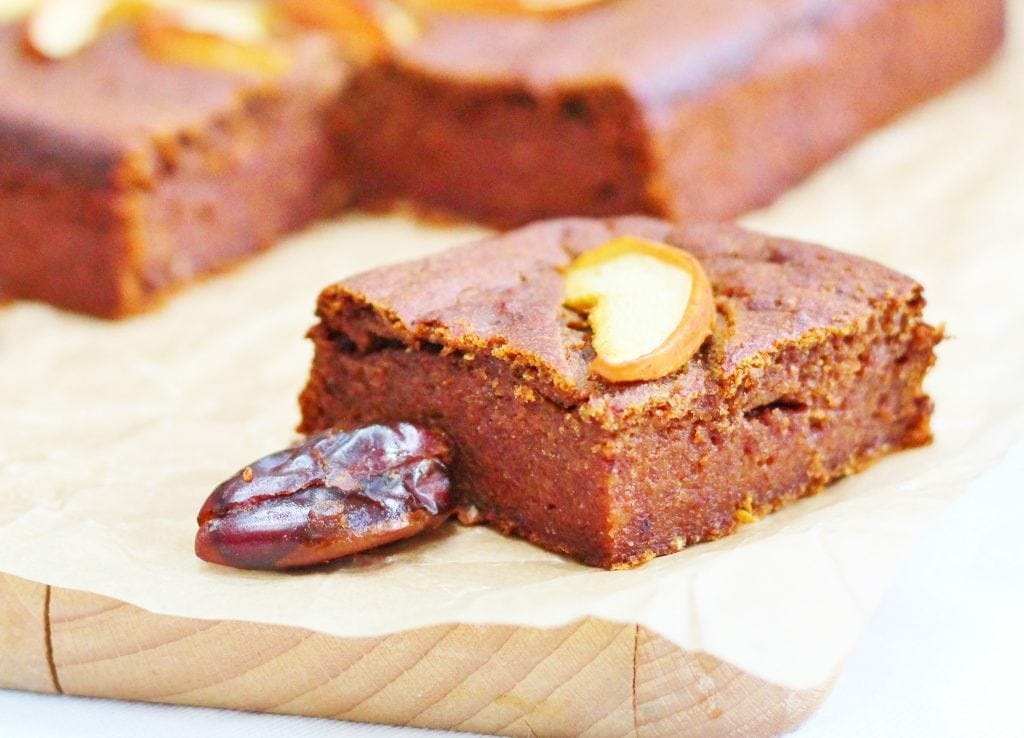 sugar free sticky date and apple cake