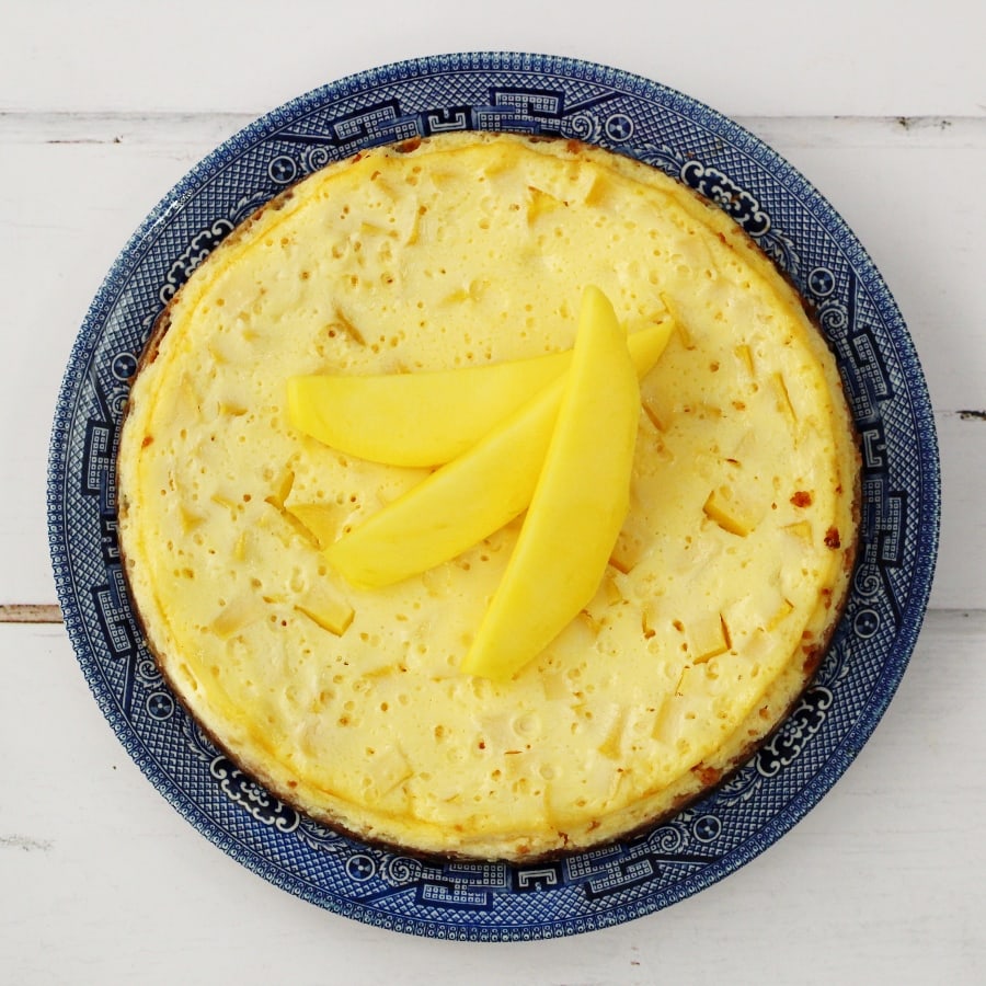 Mango cheesecake with mango slices on top