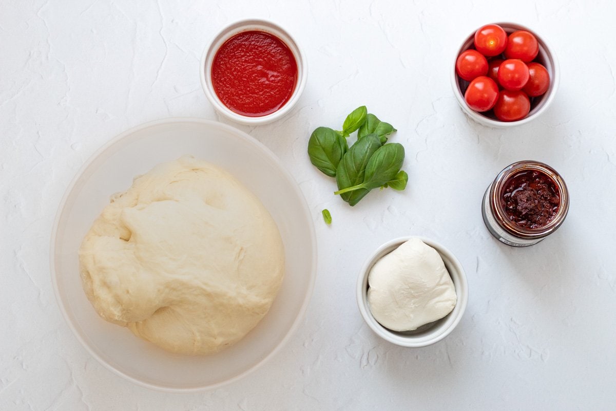 Ingredients for the spicy cheese and tomato pizza