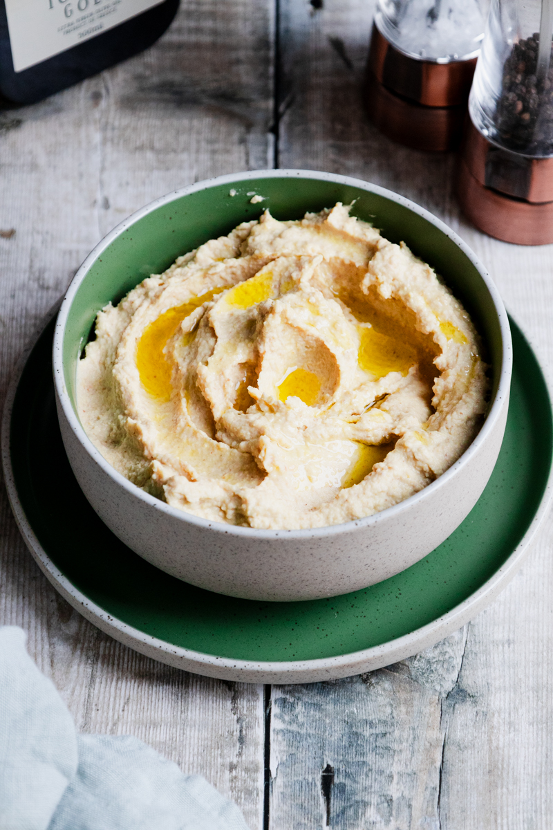 Bowl of parsip houmous topped with oil